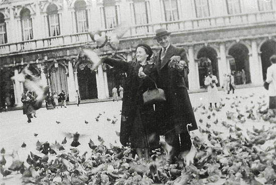 Vladimir Rodzianko with his wife Mariya feeding the pigeons in la Piazza San Marco, Venezia.
