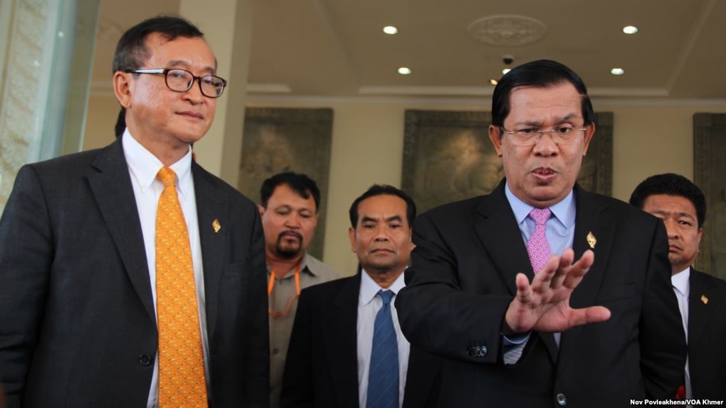 Cambodian Prime Minister Hun Sen (R) with Sam Rainsy (L)